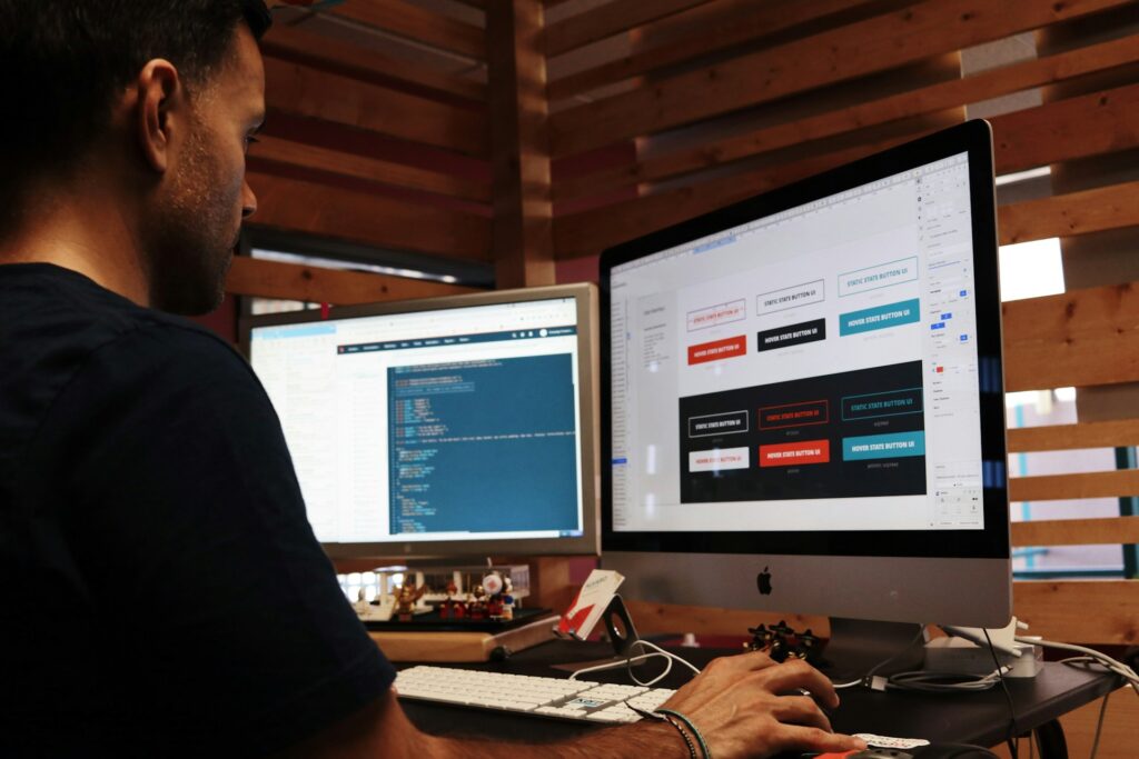 Kan AI erstatte webdesignere i 2026?AI fylder mere og mere i designverdenen, og det har fået mange til at stille det samme spørgsmål: Kommer AI til at erstatte webdesignere?Det er et fair spørgsmål. For når man ser, hvor hurtigt AI kan generere layouts, skrive tekst og endda bygge simple websites, kan det godt føles som om, at noget er ved at ændre sig fundamentalt.Men hvis man kigger lidt dybere på det, er svaret mere nuanceret.AI kommer ikke til at erstatte webdesignere i 2026. Men det kommer til at ændre, hvad det vil sige at være webdesigner.AI ændrer rollen, ikke behovetDet, der sker lige nu, er ikke, at webdesign som fag forsvinder. Det er, at opgaverne inden for faget flytter sig.Tidligere brugte mange designere en stor del af deres tid på at lave første udkast, bygge standard layouts og producere indhold, som i virkeligheden fulgte nogle ret genkendelige mønstre. Det er netop den slags arbejde, AI er blevet rigtig god til.Når noget kan laves hurtigere, forsvinder det ikke nødvendigvis. Men værdien flytter sig. Det betyder, at det ikke længere er nok bare at kunne producere design. Man skal kunne forstå, hvorfor det design giver mening.Derfor ser vi også, at rollen som webdesigner bliver mere strategisk. Det handler mindre om at tegne bokse og mere om at forstå brugeren, forretningen og formålet med løsningen.Hvad AI er god tilHvis man skal forstå, hvorfor AI ikke bare overtager det hele, er det vigtigt at forstå, hvad den faktisk er god til.AI er ekstremt effektiv, når det handler om at komme hurtigt frem til et første udkast. Den kan tage en idé og omsætte den til noget konkret på meget kort tid. Det gør den særligt stærk i starten af en proces, hvor tempo ofte er vigtigt.Den er også god til at arbejde med variationer. Hvis man vil teste forskellige versioner af et design eller en tekst, kan AI hurtigt generere flere bud. Det gør det lettere at eksperimentere og finde retning.Samtidig er AI stærk, når den kan læne sig op ad eksisterende mønstre. Den genkender, hvad der typisk fungerer, og kan derfor levere løsninger, der føles velkendte og brugbare.Men netop det er også dens begrænsning.Hvad mennesker stadig er bedre tilSelvom AI kan levere hurtigt og ofte ramme noget, der virker, mangler den noget afgørende.Den forstår ikke kontekst på samme måde som et menneske.Den ved ikke, hvad der er vigtigt for netop din målgruppe. Den forstår ikke nuancerne i en virksomheds identitet. Og den kan ikke vurdere, hvad der føles rigtigt i en konkret situation.Godt webdesign handler ikke kun om struktur og æstetik. Det handler om at skabe en oplevelse, der giver mening. Det kræver en forståelse, som ikke kan reduceres til mønstre alene.Det er også derfor, at mange AI-genererede løsninger hurtigt kan komme til at ligne hinanden. De fungerer, men de skiller sig sjældent ud.Det er her, designeren stadig spiller en afgørende rolle.Hvorfor de bedste designere får en fordelEn interessant konsekvens af AI er, at det ikke nødvendigvis gør alle lige gode.Tværtimod.De designere, der allerede har en stærk forståelse for deres fag, får mulighed for at arbejde hurtigere og mere effektivt. De kan bruge AI som et værktøj til at teste idéer, udforske retninger og komme hurtigere frem til gode løsninger.Omvendt kan mindre erfarne brugere have en tendens til at tage AI’ens output for gode varer. Det kan føre til løsninger, der mangler retning og dybde.Det betyder, at forskellen mellem gode og mindre gode designere ikke forsvinder. Den kan i nogle tilfælde blive tydeligere.Hvordan bliver man relevant som webdesigner?Hvis AI ikke erstatter designere, men ændrer rollen, opstår det næste naturlige spørgsmål. Hvordan sikrer man, at man stadig er relevant?Det handler i høj grad om at forstå, hvordan AI kan bruges rigtigt.Ikke som en genvej, men som en del af ens arbejdsproces. De designere, der får mest ud af AI, er dem, der bruger det bevidst. De ved, hvornår det giver mening at bruge det, og hvornår de selv skal tage over.Samtidig bliver det vigtigere at kunne tænke i helheder. Det er ikke nok at kunne designe en flot side. Man skal kunne forstå, hvordan design, indhold og funktionalitet spiller sammen.Hvis man vil have et bedre overblik over, hvilke værktøjer der faktisk er værd at kende i den sammenhæng, har vi samlet vores bud her:
https://mentaro.dk/5-ai-vaerktoejer/Artiklen giver et mere konkret indblik i, hvordan AI bruges i praksis i webdesign.AI er et værktøj, ikke en erstatningDet er nemt at blive fanget i fortællingen om, at AI overtager hele brancher. Men når det kommer til webdesign, er virkeligheden mere balanceret.AI ændrer tempoet. Den ændrer forventningerne. Og den ændrer, hvordan man arbejder.Men den fjerner ikke behovet for mennesker.De bedste resultater opstår stadig i samspillet mellem teknologi og menneskelig forståelse. AI kan hjælpe med at komme hurtigere frem, men det er stadig designeren, der sætter retningen.Vil du lære at arbejde med AI i webdesign?At forstå AI på et overordnet niveau er én ting. At bruge det aktivt i sit arbejde er noget andet.Hvis du vil arbejde mere konkret med, hvordan AI kan indgå i din designproces, kan du læse mere om vores kursus her:
https://mentaro.dk/kurser/webdesign-med-ai-kursus-i-koebenhavn/Her tager vi udgangspunkt i virkelige cases og viser, hvordan du går fra idé til færdigt website med AI som en integreret del af processen.