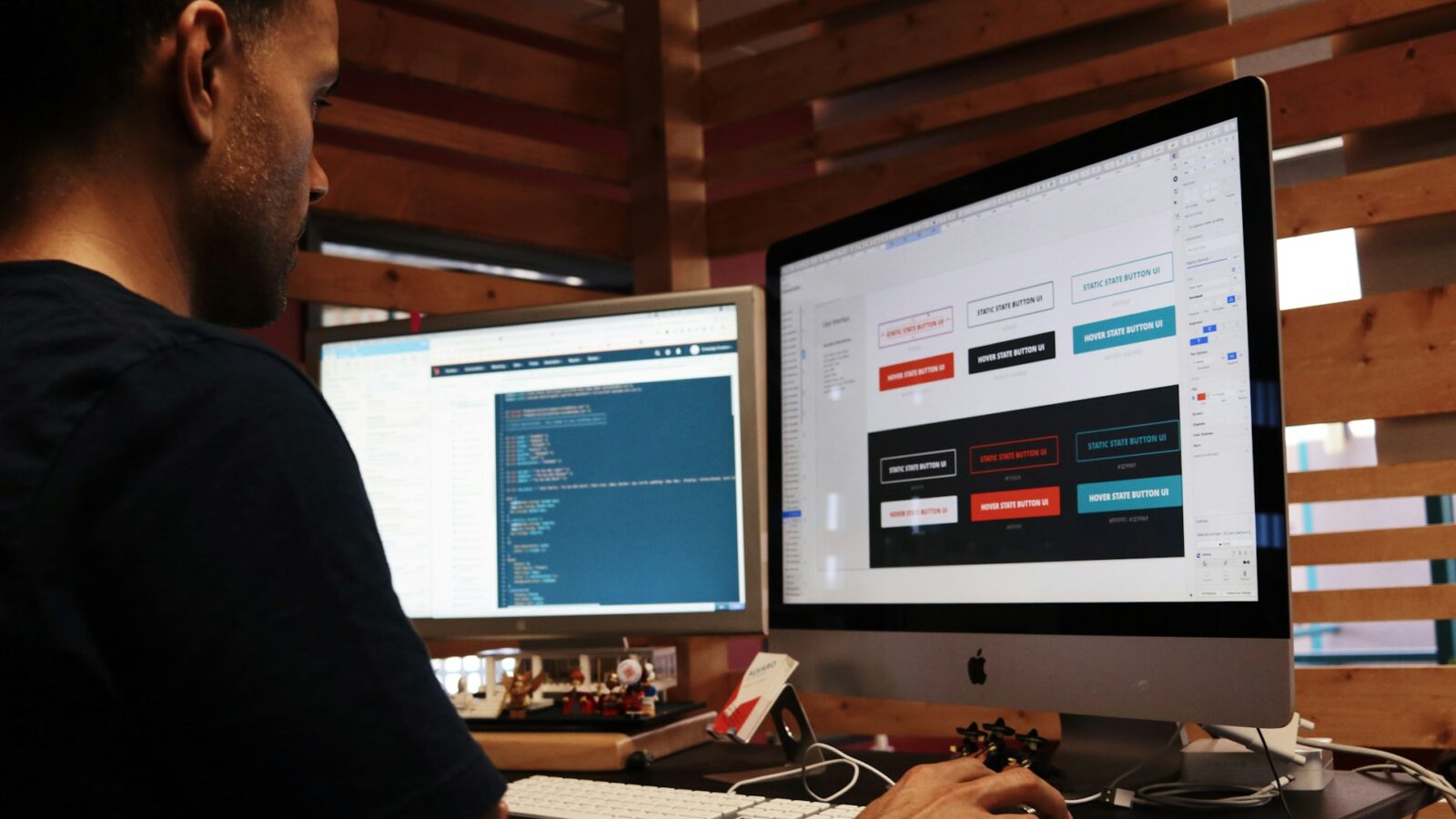 Kan AI erstatte webdesignere i 2026? AI fylder mere og mere i designverdenen, og det har fået mange til at stille det samme spørgsmål: Kommer AI til at erstatte webdesignere? Det er et fair spørgsmål. For når man ser, hvor hurtigt AI kan generere layouts, skrive tekst og endda bygge simple websites, kan det godt føles som om, at noget er ved at ændre sig fundamentalt. Men hvis man kigger lidt dybere på det, er svaret mere nuanceret. AI kommer ikke til at erstatte webdesignere i 2026. Men det kommer til at ændre, hvad det vil sige at være webdesigner. AI ændrer rollen, ikke behovet Det, der sker lige nu, er ikke, at webdesign som fag forsvinder. Det er, at opgaverne inden for faget flytter sig. Tidligere brugte mange designere en stor del af deres tid på at lave første udkast, bygge standard layouts og producere indhold, som i virkeligheden fulgte nogle ret genkendelige mønstre. Det er netop den slags arbejde, AI er blevet rigtig god til. Når noget kan laves hurtigere, forsvinder det ikke nødvendigvis. Men værdien flytter sig. Det betyder, at det ikke længere er nok bare at kunne producere design. Man skal kunne forstå, hvorfor det design giver mening. Derfor ser vi også, at rollen som webdesigner bliver mere strategisk. Det handler mindre om at tegne bokse og mere om at forstå brugeren, forretningen og formålet med løsningen. Hvad AI er god til Hvis man skal forstå, hvorfor AI ikke bare overtager det hele, er det vigtigt at forstå, hvad den faktisk er god til. AI er ekstremt effektiv, når det handler om at komme hurtigt frem til et første udkast. Den kan tage en idé og omsætte den til noget konkret på meget kort tid. Det gør den særligt stærk i starten af en proces, hvor tempo ofte er vigtigt. Den er også god til at arbejde med variationer. Hvis man vil teste forskellige versioner af et design eller en tekst, kan AI hurtigt generere flere bud. Det gør det lettere at eksperimentere og finde retning. Samtidig er AI stærk, når den kan læne sig op ad eksisterende mønstre. Den genkender, hvad der typisk fungerer, og kan derfor levere løsninger, der føles velkendte og brugbare. Men netop det er også dens begrænsning. Hvad mennesker stadig er bedre til Selvom AI kan levere hurtigt og ofte ramme noget, der virker, mangler den noget afgørende. Den forstår ikke kontekst på samme måde som et menneske. Den ved ikke, hvad der er vigtigt for netop din målgruppe. Den forstår ikke nuancerne i en virksomheds identitet. Og den kan ikke vurdere, hvad der føles rigtigt i en konkret situation. Godt webdesign handler ikke kun om struktur og æstetik. Det handler om at skabe en oplevelse, der giver mening. Det kræver en forståelse, som ikke kan reduceres til mønstre alene. Det er også derfor, at mange AI-genererede løsninger hurtigt kan komme til at ligne hinanden. De fungerer, men de skiller sig sjældent ud. Det er her, designeren stadig spiller en afgørende rolle. Hvorfor de bedste designere får en fordel En interessant konsekvens af AI er, at det ikke nødvendigvis gør alle lige gode. Tværtimod. De designere, der allerede har en stærk forståelse for deres fag, får mulighed for at arbejde hurtigere og mere effektivt. De kan bruge AI som et værktøj til at teste idéer, udforske retninger og komme hurtigere frem til gode løsninger. Omvendt kan mindre erfarne brugere have en tendens til at tage AI’ens output for gode varer. Det kan føre til løsninger, der mangler retning og dybde. Det betyder, at forskellen mellem gode og mindre gode designere ikke forsvinder. Den kan i nogle tilfælde blive tydeligere. Hvordan bliver man relevant som webdesigner? Hvis AI ikke erstatter designere, men ændrer rollen, opstår det næste naturlige spørgsmål. Hvordan sikrer man, at man stadig er relevant? Det handler i høj grad om at forstå, hvordan AI kan bruges rigtigt. Ikke som en genvej, men som en del af ens arbejdsproces. De designere, der får mest ud af AI, er dem, der bruger det bevidst. De ved, hvornår det giver mening at bruge det, og hvornår de selv skal tage over. Samtidig bliver det vigtigere at kunne tænke i helheder. Det er ikke nok at kunne designe en flot side. Man skal kunne forstå, hvordan design, indhold og funktionalitet spiller sammen. Hvis man vil have et bedre overblik over, hvilke værktøjer der faktisk er værd at kende i den sammenhæng, har vi samlet vores bud her: https://mentaro.dk/5-ai-vaerktoejer/ Artiklen giver et mere konkret indblik i, hvordan AI bruges i praksis i webdesign. AI er et værktøj, ikke en erstatning Det er nemt at blive fanget i fortællingen om, at AI overtager hele brancher. Men når det kommer til webdesign, er virkeligheden mere balanceret. AI ændrer tempoet. Den ændrer forventningerne. Og den ændrer, hvordan man arbejder. Men den fjerner ikke behovet for mennesker. De bedste resultater opstår stadig i samspillet mellem teknologi og menneskelig forståelse. AI kan hjælpe med at komme hurtigere frem, men det er stadig designeren, der sætter retningen. Vil du lære at arbejde med AI i webdesign? At forstå AI på et overordnet niveau er én ting. At bruge det aktivt i sit arbejde er noget andet. Hvis du vil arbejde mere konkret med, hvordan AI kan indgå i din designproces, kan du læse mere om vores kursus her: https://mentaro.dk/kurser/webdesign-med-ai-kursus-i-koebenhavn/ Her tager vi udgangspunkt i virkelige cases og viser, hvordan du går fra idé til færdigt website med AI som en integreret del af processen.