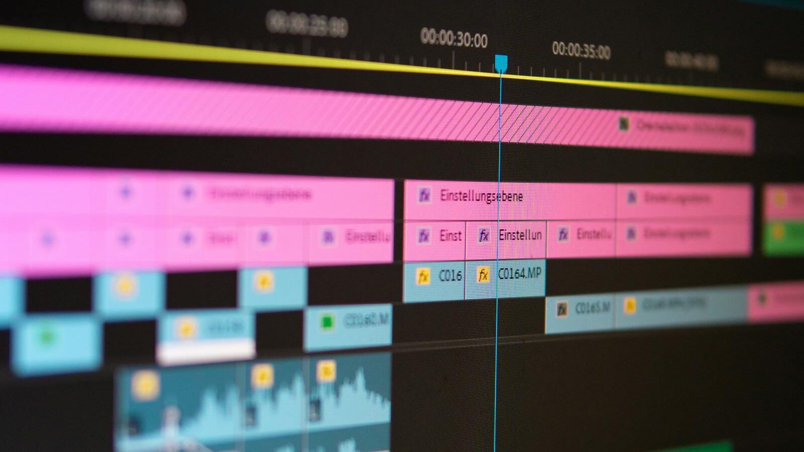 Videoeditor klipper film i Adobe Premiere Pro på laptop