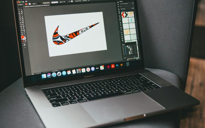 Skærm med Canva-design-app åbent på arbejdsstation
